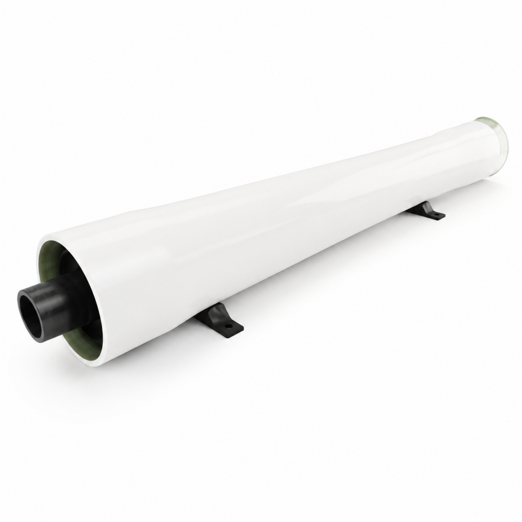 Portamembranas tubular blanco para ósmosis inversa con soportes de montaje y conexión negra, sobre fondo blanco.