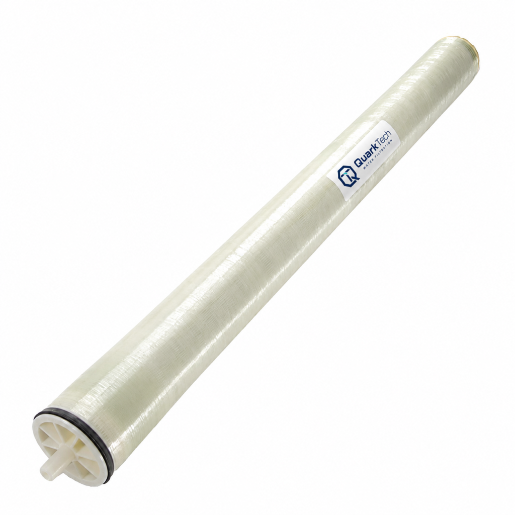Membrana de ósmosis inversa QuarkTech QT-BW-4040-FR v2 con etiqueta de marca sobre fondo blanco