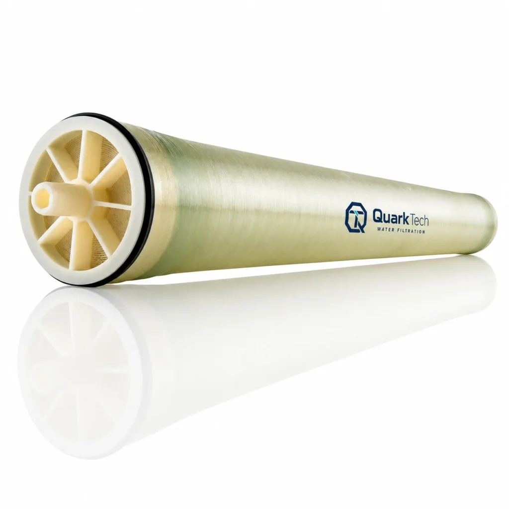 Membrana de ósmosis inversa QuarkTech Water Filtration sobre fondo blanco
