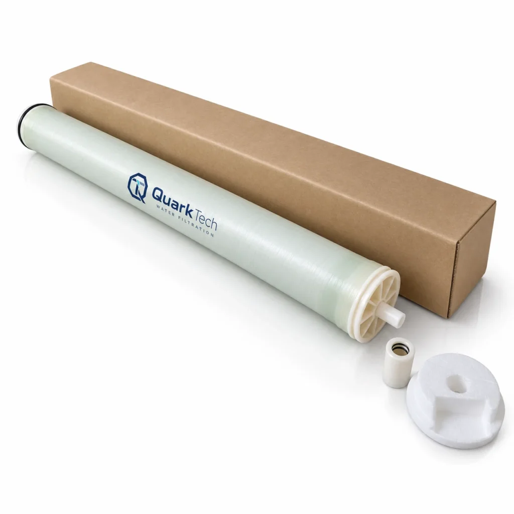 Membrana de ósmosis inversa QuarkTech con caja y accesorios sobre fondo blanco