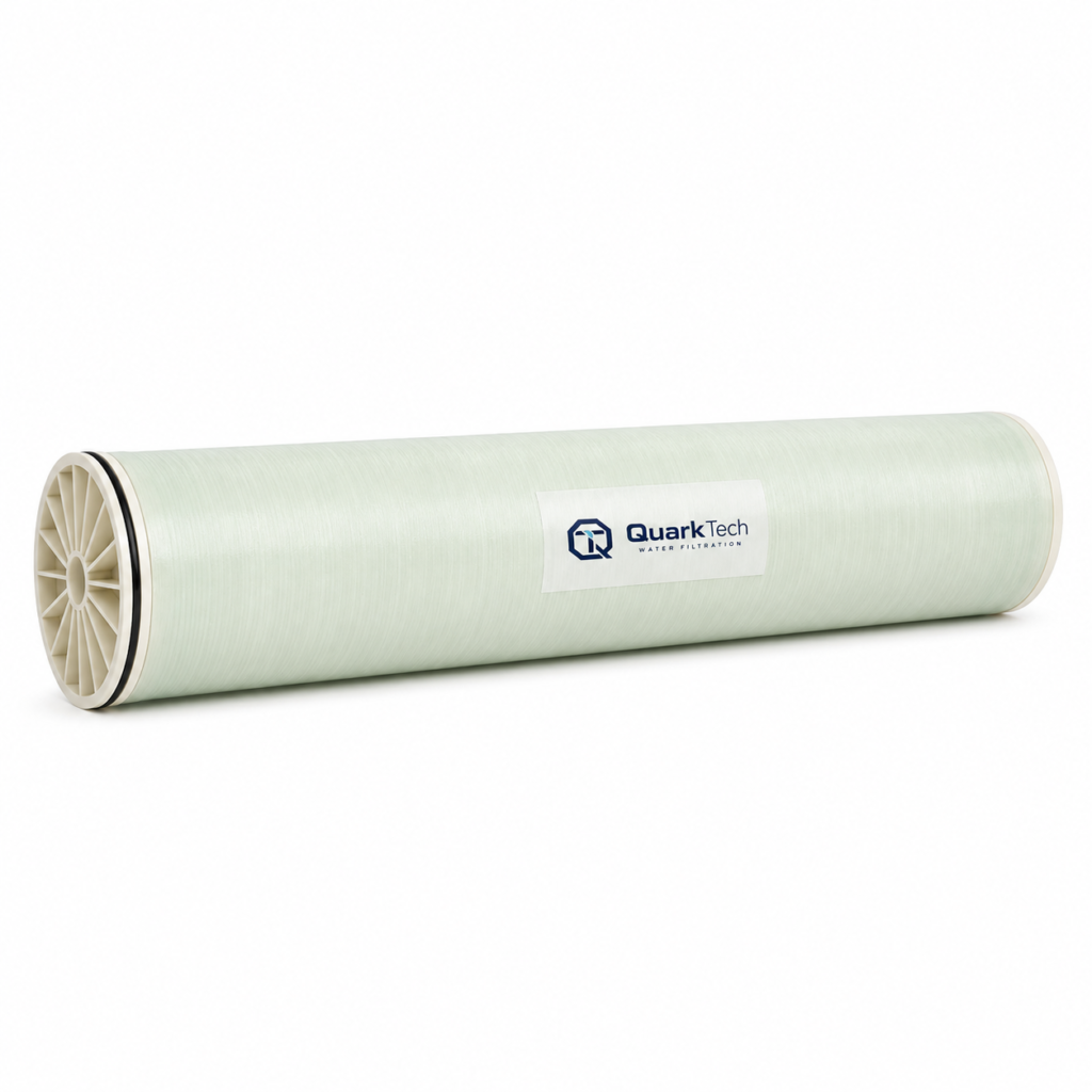 Membrana de ósmosis inversa QuarkTech QT-ULP-8040 con etiqueta de marca adherida sobre fondo blanco
