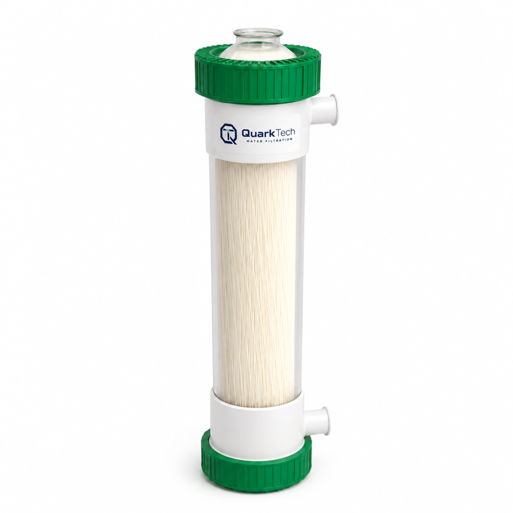 Membrana de microfiltración QuarkTech MF con carcasa blanca y conexiones verdes sobre fondo blanco